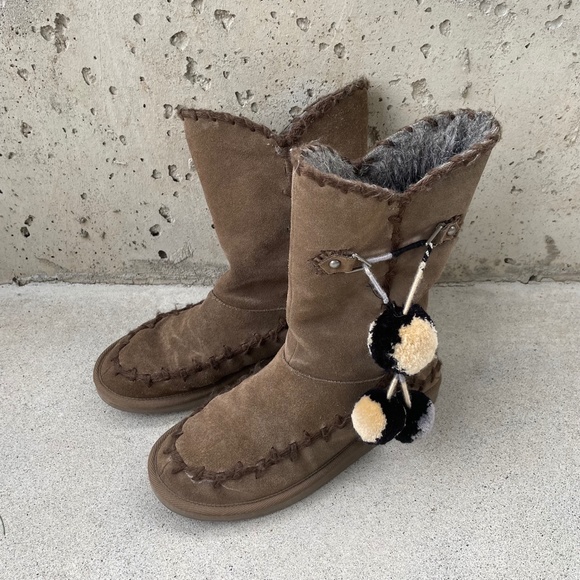 Juicy Couture Brown Fur Lined Winter Boots with Stitching and Pom Poms - size 8 - Picture 7 of 10